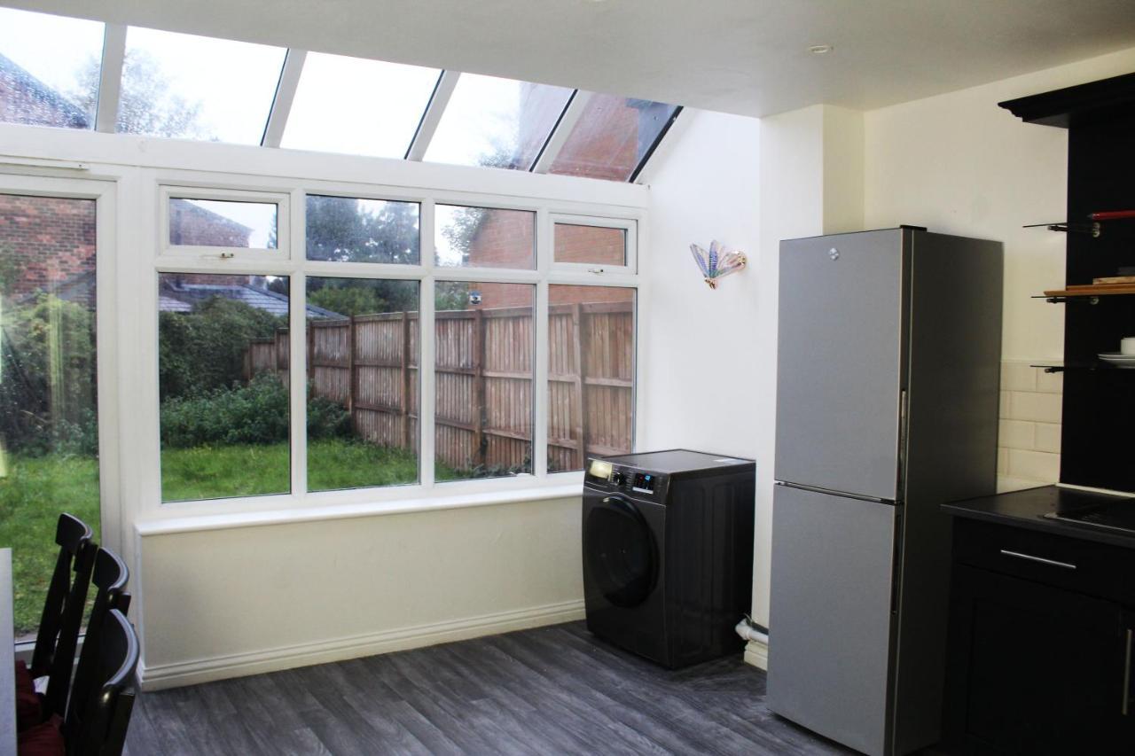 Cosy Spacious 4 Bedroom Town House With Shared Bathrooms, Living Space, Kitchen And Garden Apartamento
